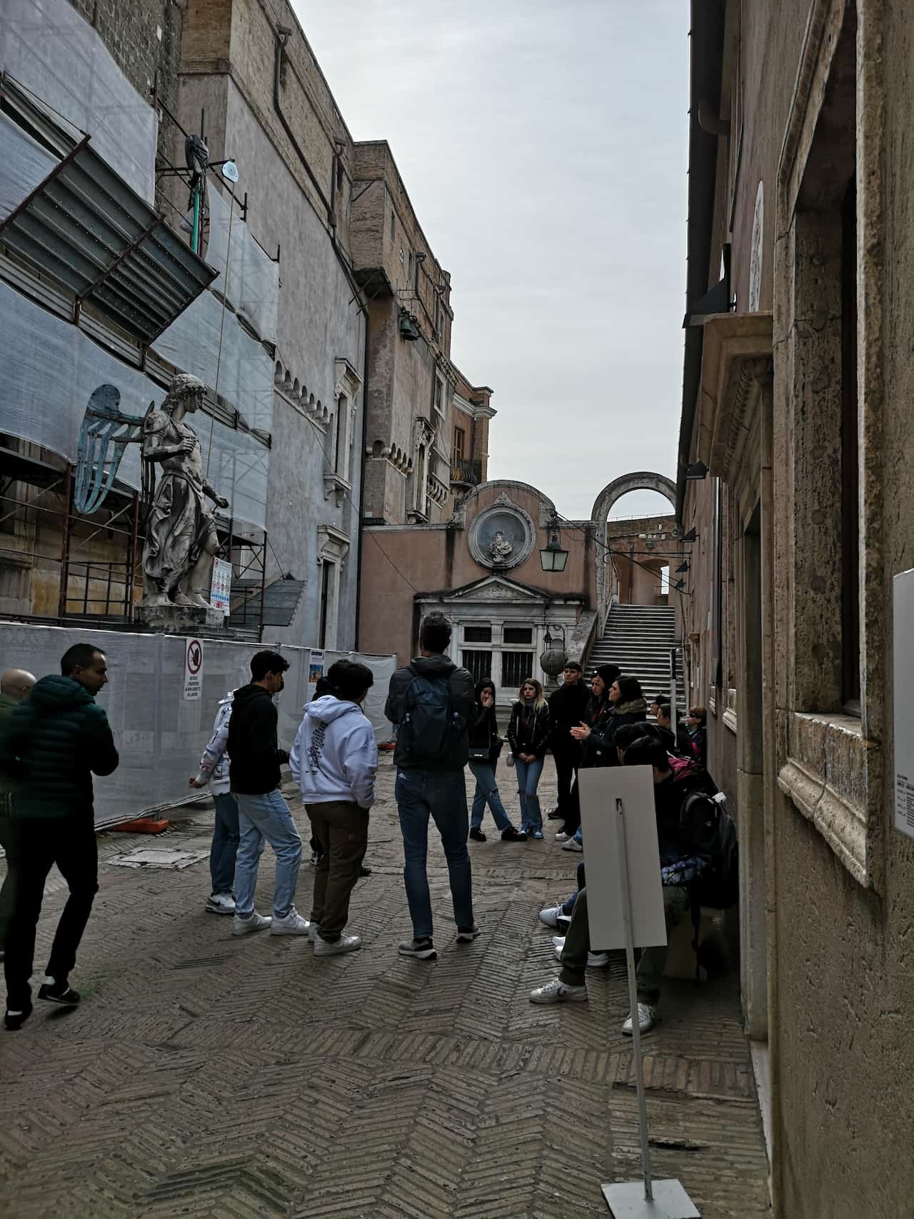 statua dell'angelo cortile